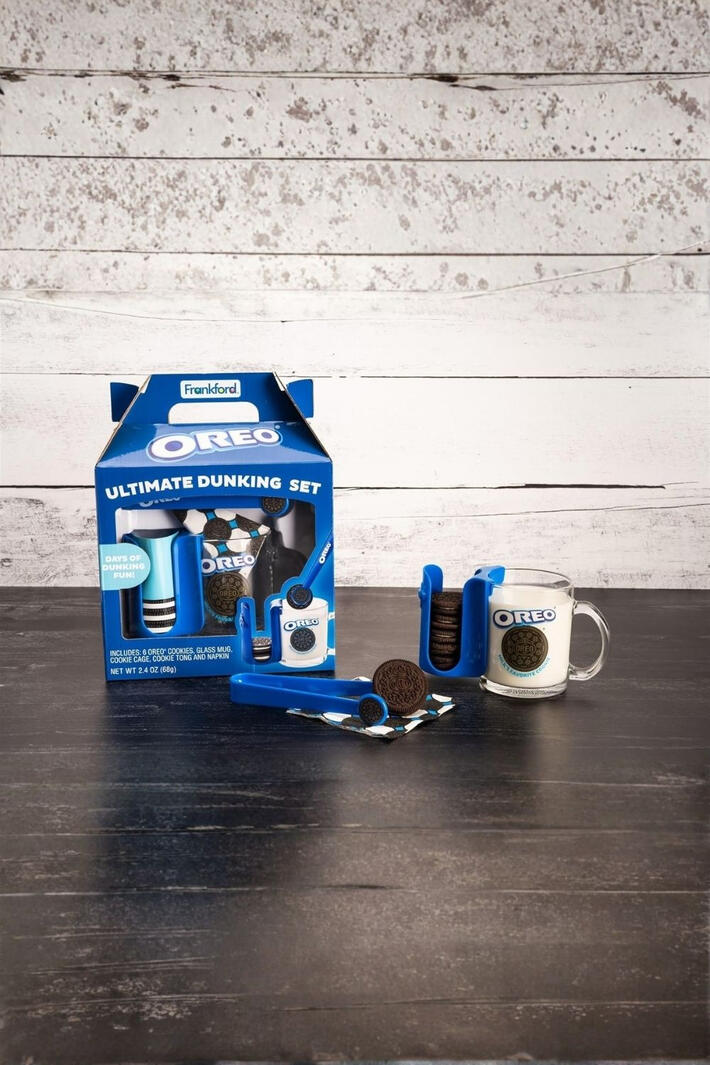 OREO Dunking Gift Set for Cookie Lovers Have you ever tried dunking an OREO and ended up with soggy fingers or a cookie lost at the bottom of the mug? This OREO dunking gift set makes it easy and fun to enjoy cookies and milk without the mess. It includes OREO cookies, a glass mug, dunking tong