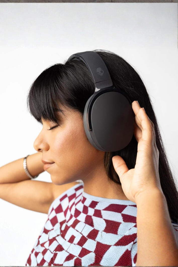 Wireless & Wired Over-Ear Headphones with Noise Isolation Have you ever been listening to music or on a call and wished you could block out distractions while still being able to plug in when you need to? These over-ear headphones work both wirelessly via Bluetooth and wired when needed, giving you flexibility wh